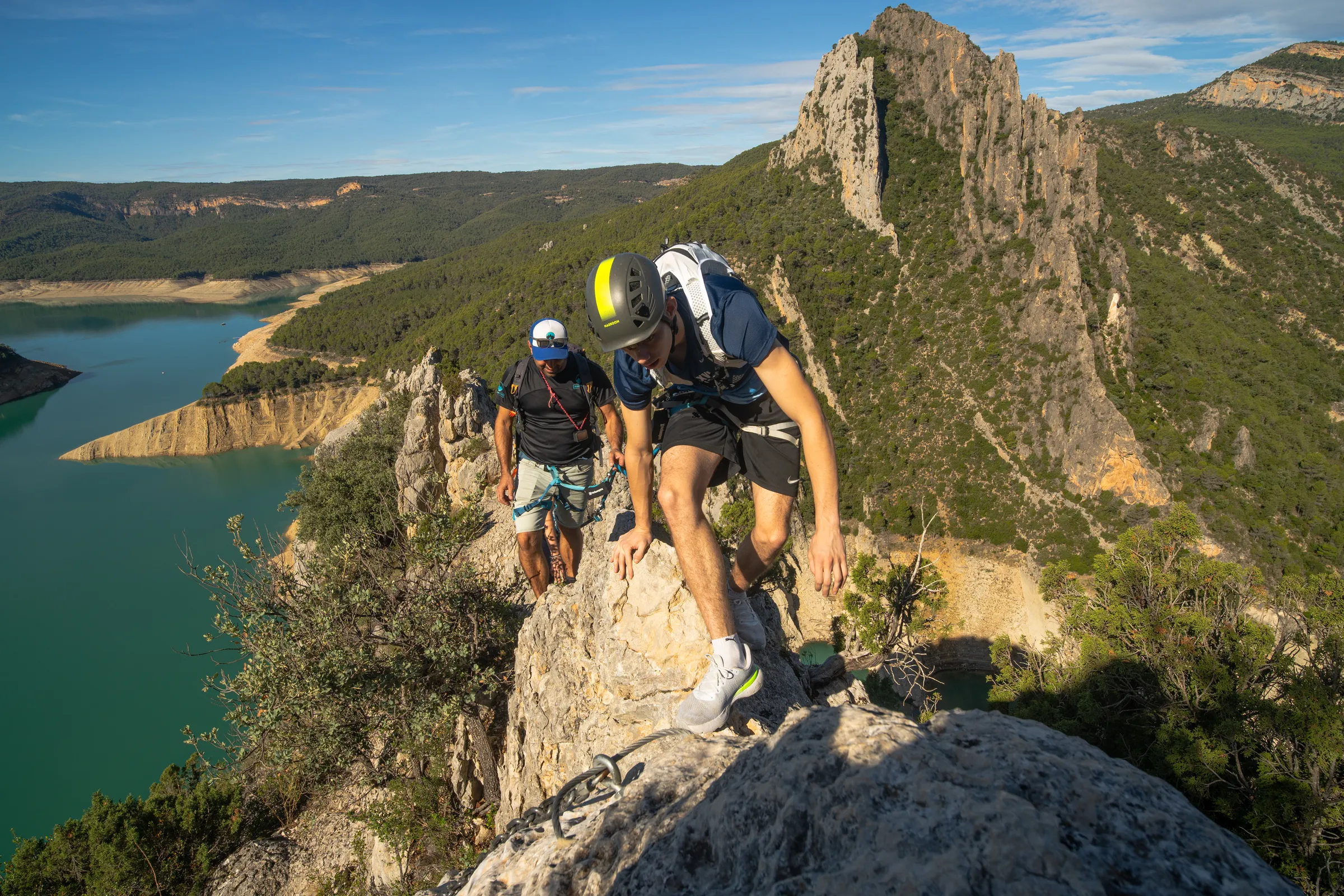 Escaladores ascendiendo por una cresta estrecha de la vía ferrata Olmo Soler