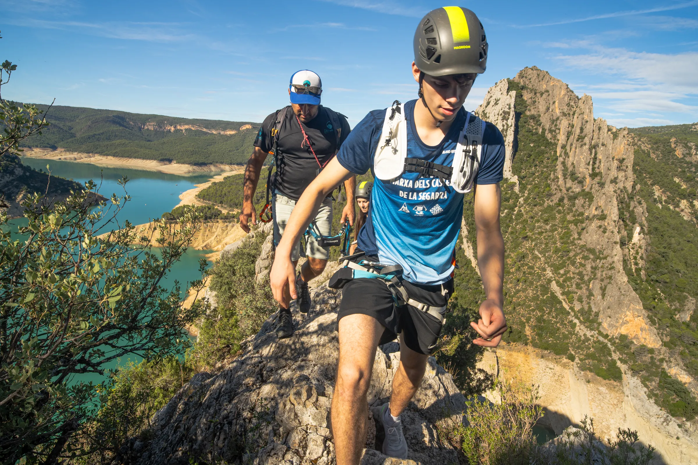 Deportista con casco y arnés durante la ascensión de la vía ferrata Olmo Soler