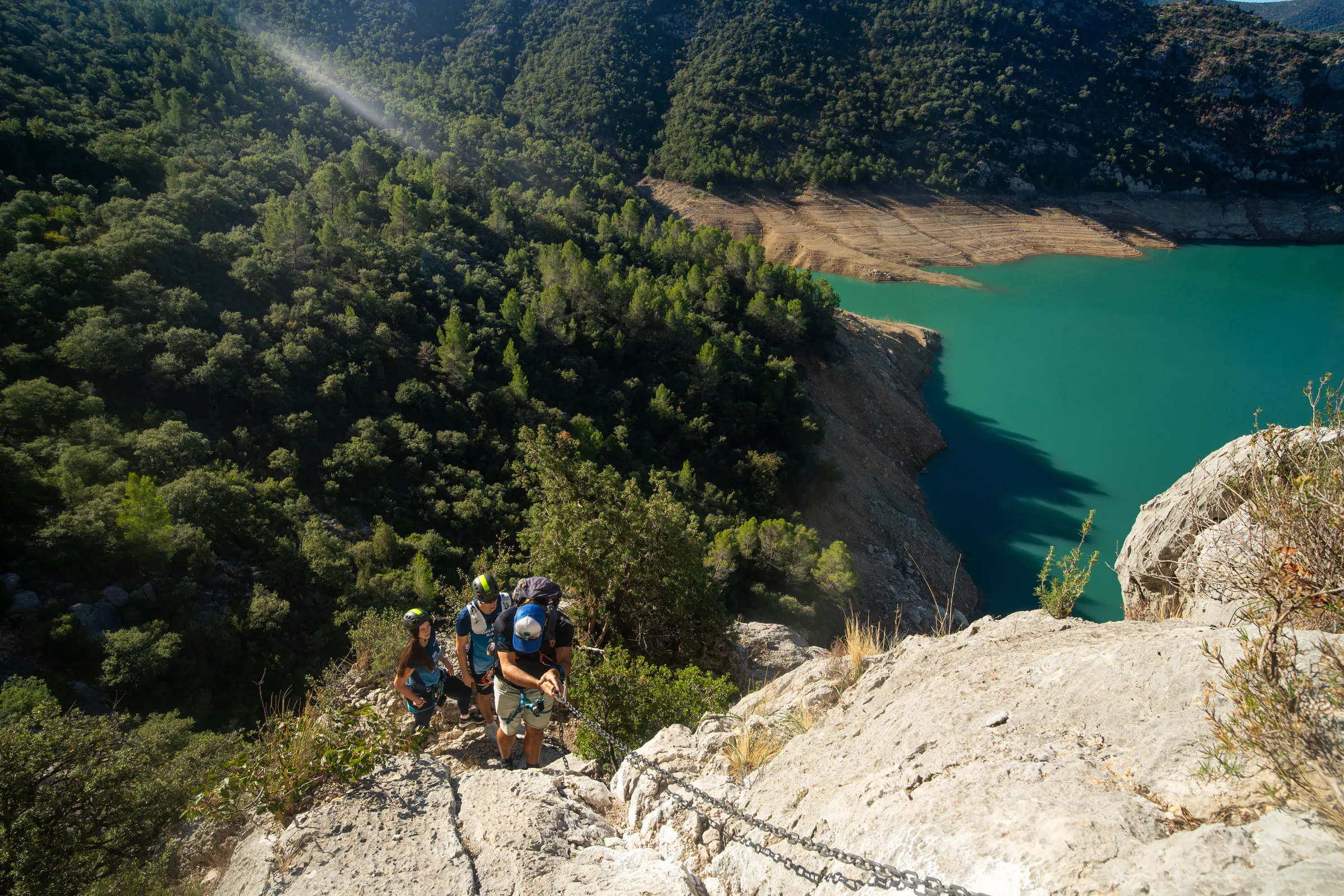 Grupo de aventureros en la vía ferrata Olmo Soler con vistas al embalse de Canelles