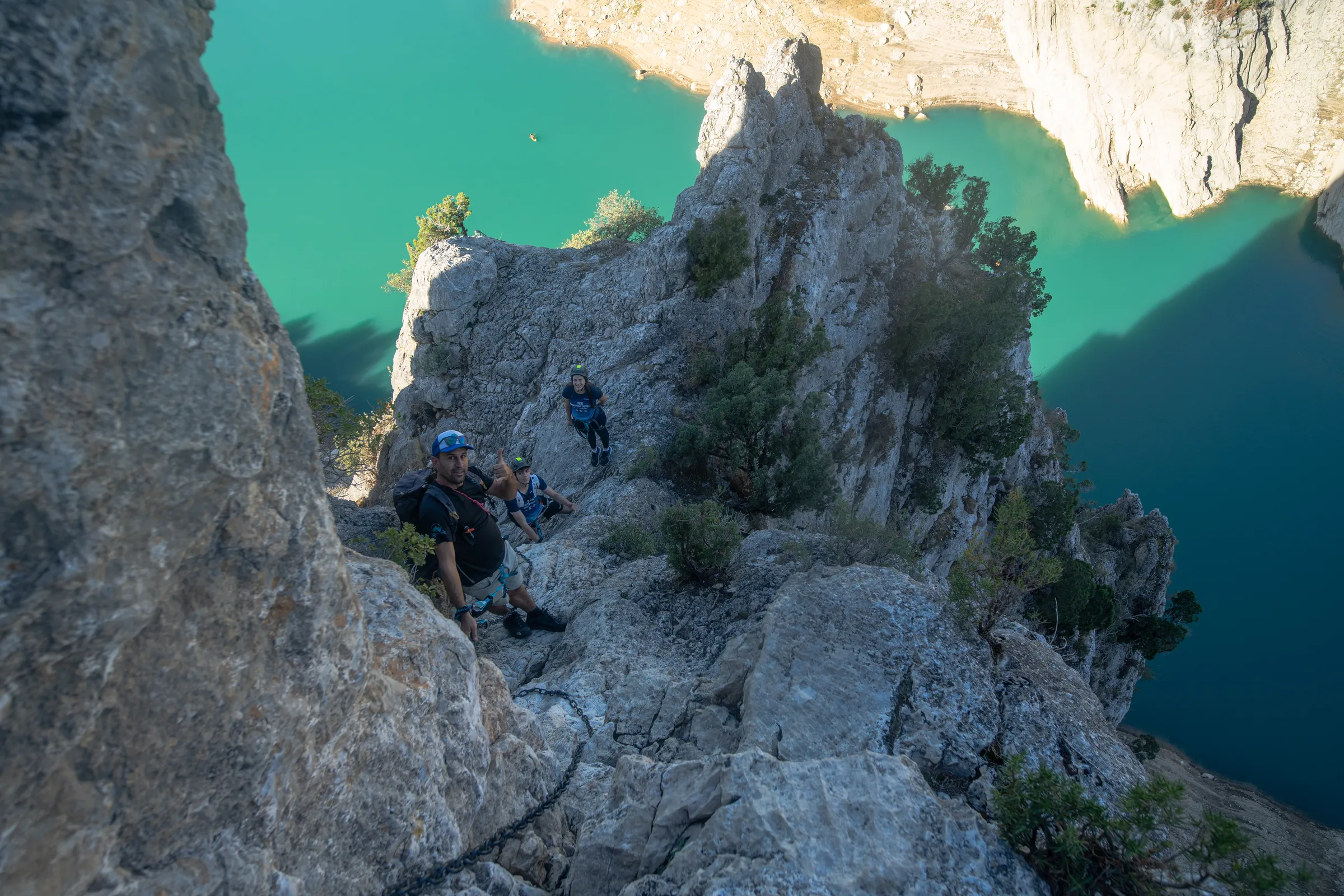 Participantes avanzando por una cresta rocosa de la vía ferrata Olmo Soler