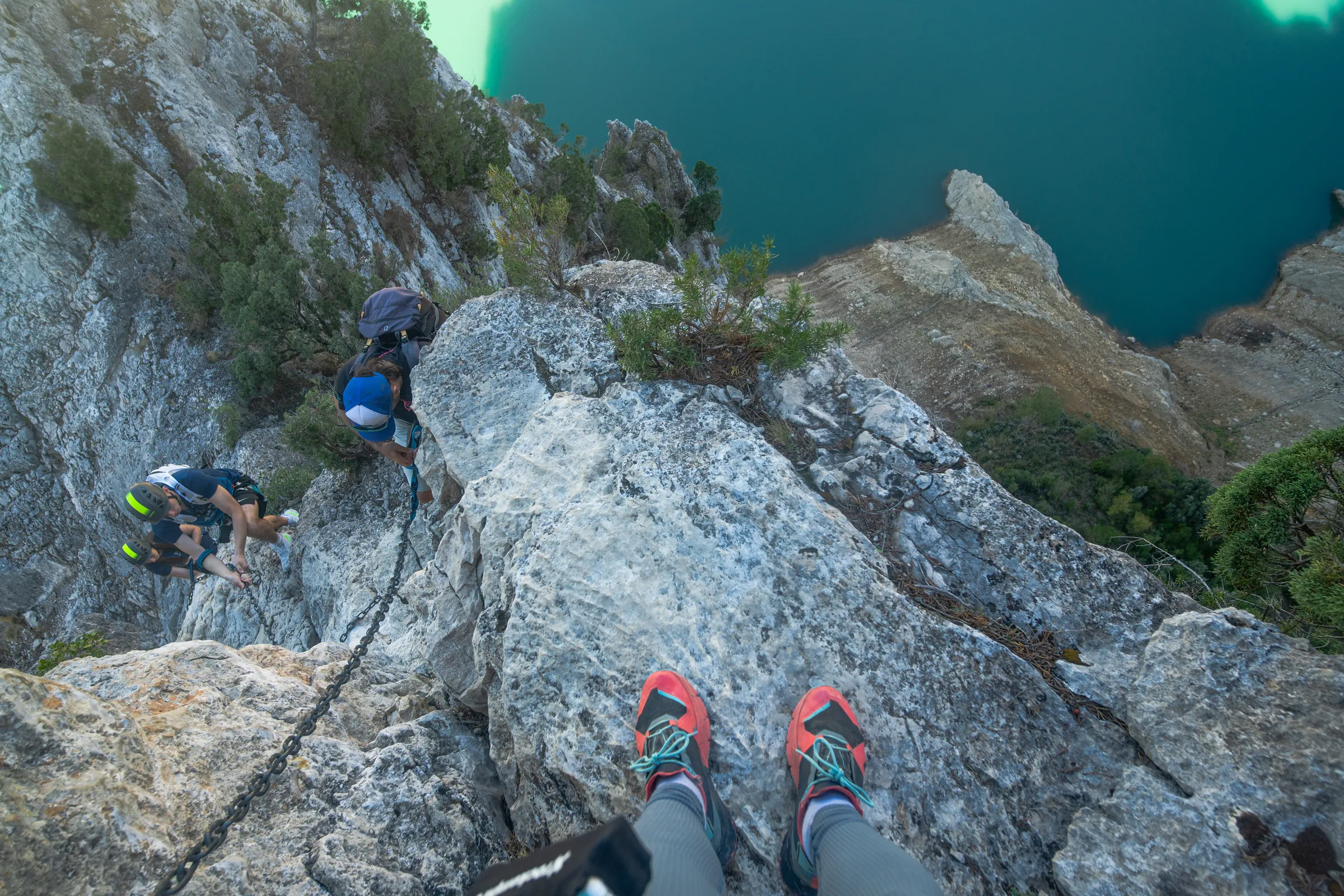 Descenso visual de un tramo expuesto de la vía ferrata Olmo Soler junto al embalse