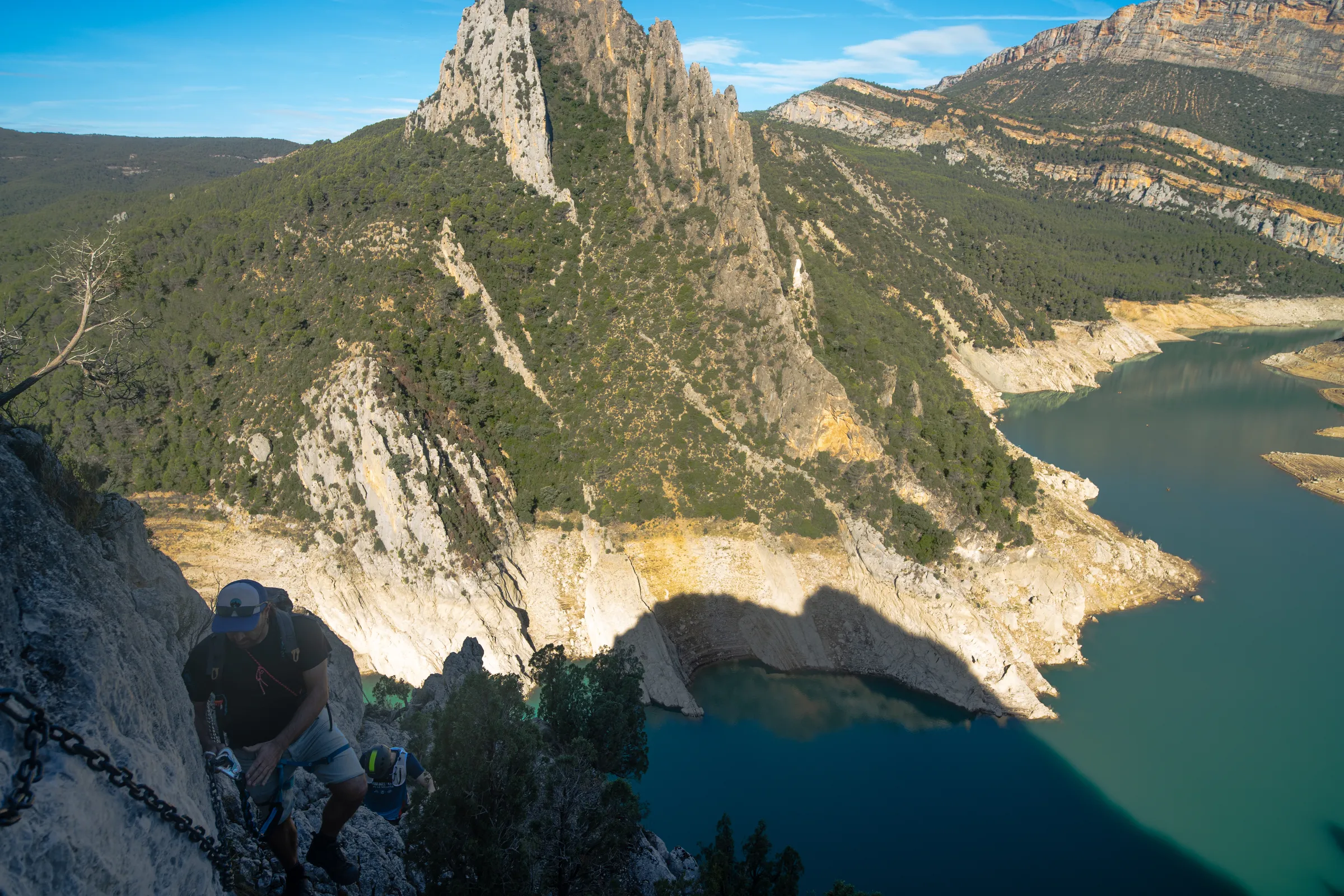 Panorámica del embalse de Canelles y las montañas desde la vía ferrata Olmo Soler