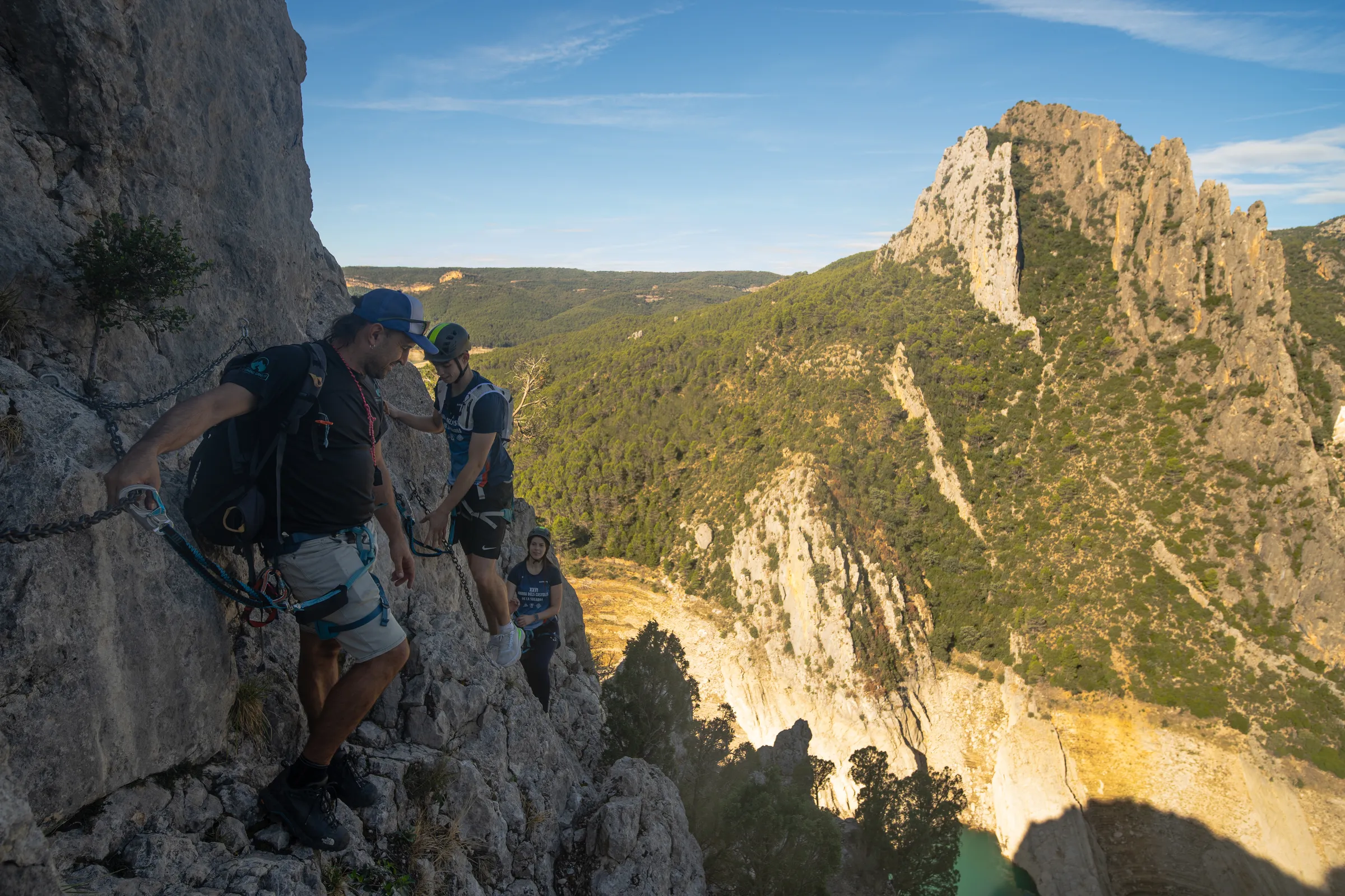 Escaladores asegurados en una pared de la vía ferrata Olmo Soler con vistas al Montsec