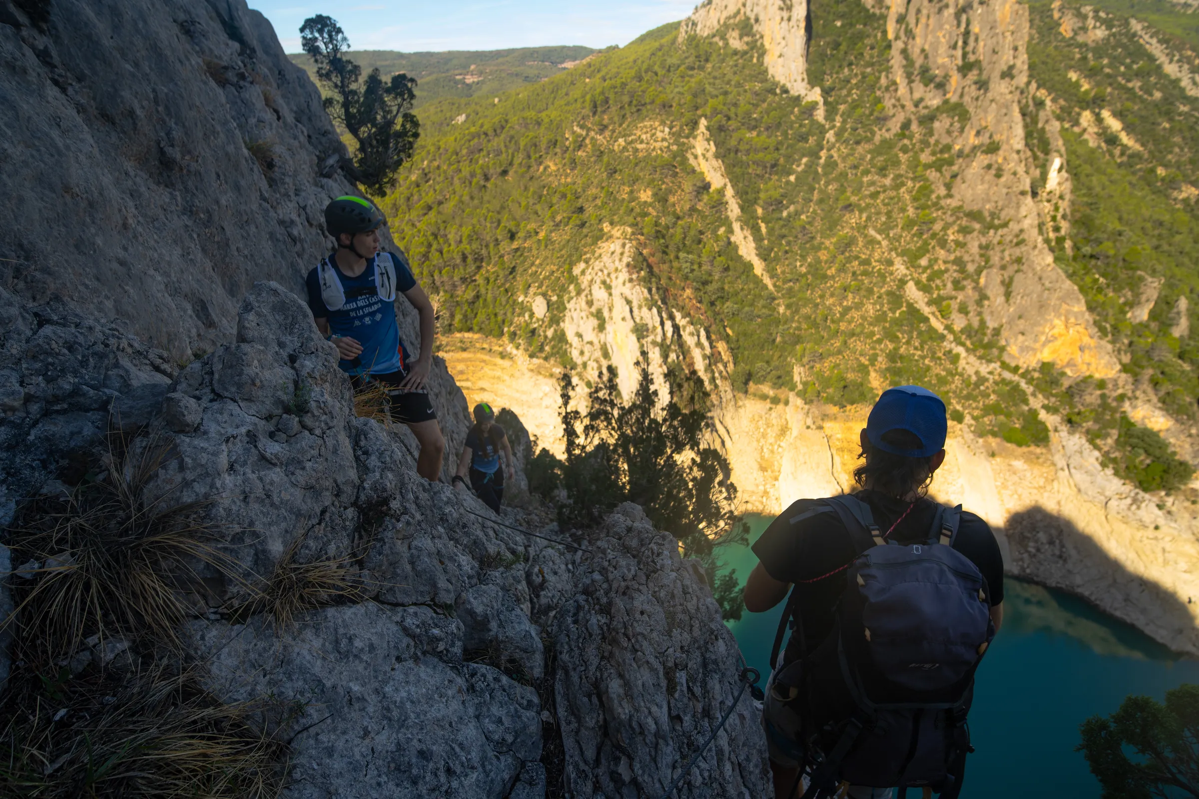 Grupo recorriendo una pared rocosa de la vía ferrata Olmo Soler